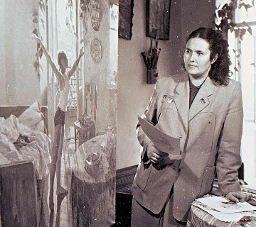 Татьяна Яблонская рядом с картиной «Утро» (1954)