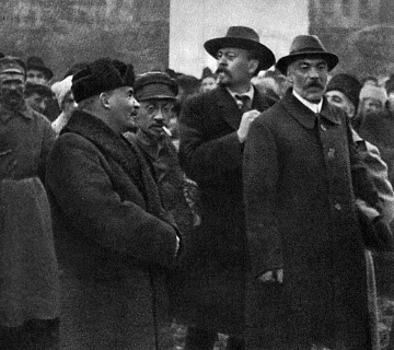 В. И. Ленин, Я. М. Свердлов, М. Ф. Владимирский и П. Г. Смидович на площади Революции перед открытием временного памятника К. Марксу и Ф. Энгельсу. Москва. 7 ноября 1918