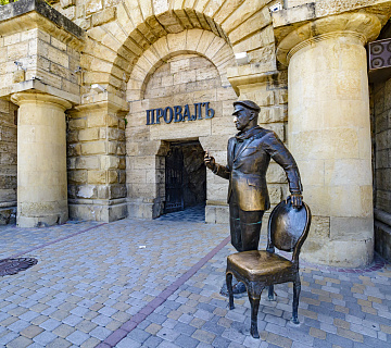 Пятигорск. Памятник Остапу Бендеру у входа в Провал. Фото: turvopros.com