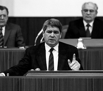 Депутат, ректор Московского государственного историко-архивного института Ю. Н. Афанасьев выступает на Первом съезде народных депутатов СССР в Кремлевском дворце съездов. 27 мая 1989. Автор фото: Алексей Гостев