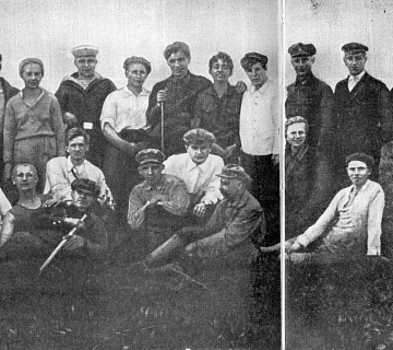 Ленинградский планерный кружок. В центре стоят В. П. Чкалов и С. Я. Клебанов (шестой и седьмой слева). Четвертый слева сидит в белой рубашке конструктор планера ОКА-3, будущий «отец» транспортной авиации О. К. Антонов. Дудергоф. Конец 1920-х