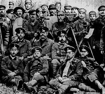 Начальник участка Н. Г. Гарин-Михайловский (сидит первый справа во втором ряду) среди коллег. Во время изысканий на участке Уфа – Златоуст Самаро-Уфимской железной дороги. 1886-1890