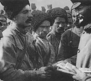 Л. Д. Троцкий (справа) и В. И. Чапаев (за ним) награждают бойцов Красной Армии. Сентябрь 1918