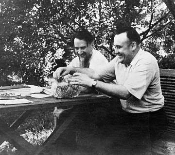 С. П. Королев в гостях у И. В. Курчатова. Июль 1959