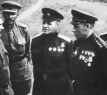 Командующий Центральным фронтом генерал армии К. К. Рокоссовский и член Военного совета фронта генерал-майор К. Ф. Телегин беседуют с бойцами. Курский выступ. 1943