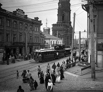 Казань в начале 20 в., ул. Проломная. В центре фото – Богоявленский собор с колокольней высотой 74 м