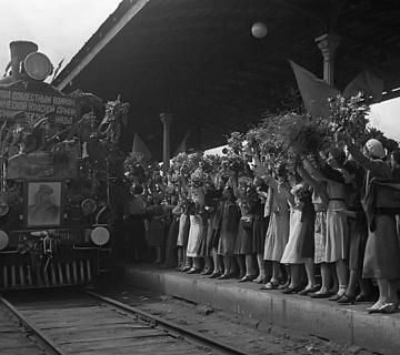 Первый поезд Победы прибыл в Москву. Белорусский вокзал. 10 мая 1945