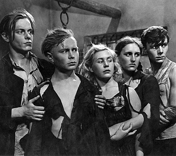 Владимир Иванов (второй слева) в роли Олега Кошевого в фильме «Молодая гвардия» (1948). Режиссер – Сергей Герасимов