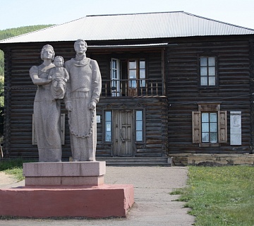 Петровск-Забайкальский. Музей декабристов со скульптурной композицией «Семья Трубецких». Фото: забайкальскийкрай.рф