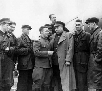 Начальник ОКБ-21 С. А. Лавочкин и летчик-истребитель И. Н. Кожедуб среди сотрудников (авиационного) завода № 21. Горький. 1945