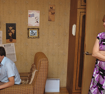 Виктор Анпилов в своей квартире с супругой. 1992. Автор фото: Владимир Федоренко. Фото: gazeta.ru